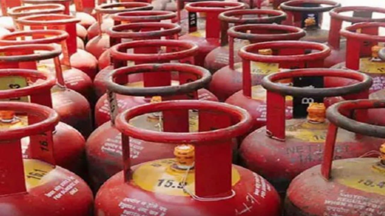 उज्ज्वला योजना से भारत में 9 साल के दौरान रिकॉर्ड 17 करोड़ बांटे गए LPG कनेक्शन, दोगुना बढ़े ग्राहक