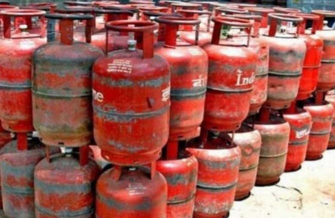 LPG सिलेंडर ऐसे बुक करने पर आपको मिलेगा 900 रुपये सस्ता