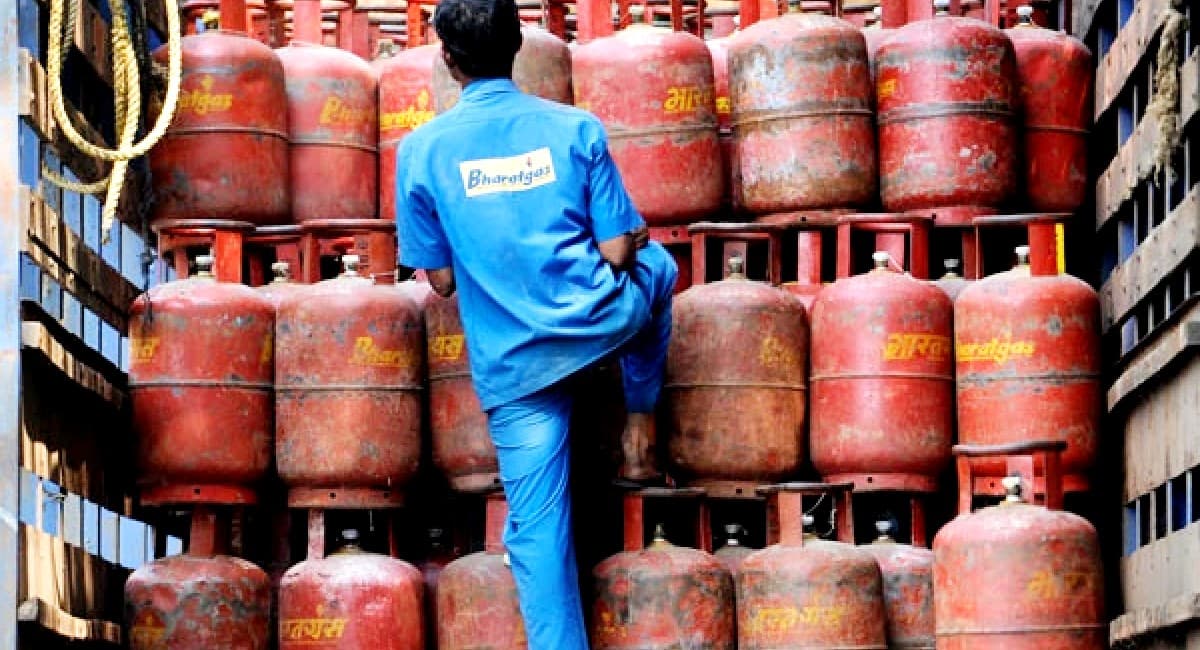 LPG Price Today : एलपीजी सिलेंडर हुआ सस्ता, चेक करें अपने शहर में 1 मई की कीमत