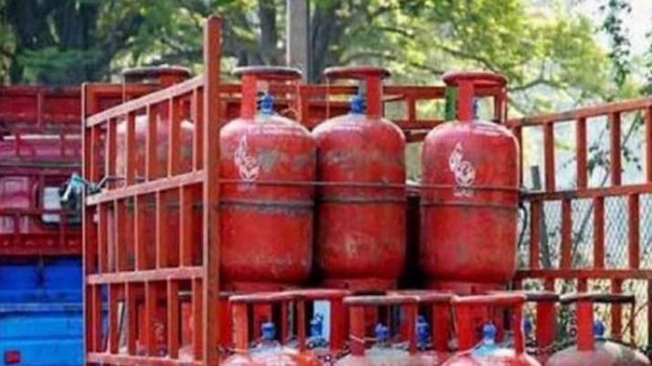 LPG Price Today : कंपनियों ने सितंबर में भी की एलपीजी की कीमतों में कटौती, जानें इससे किसे मिलेगा लाभ