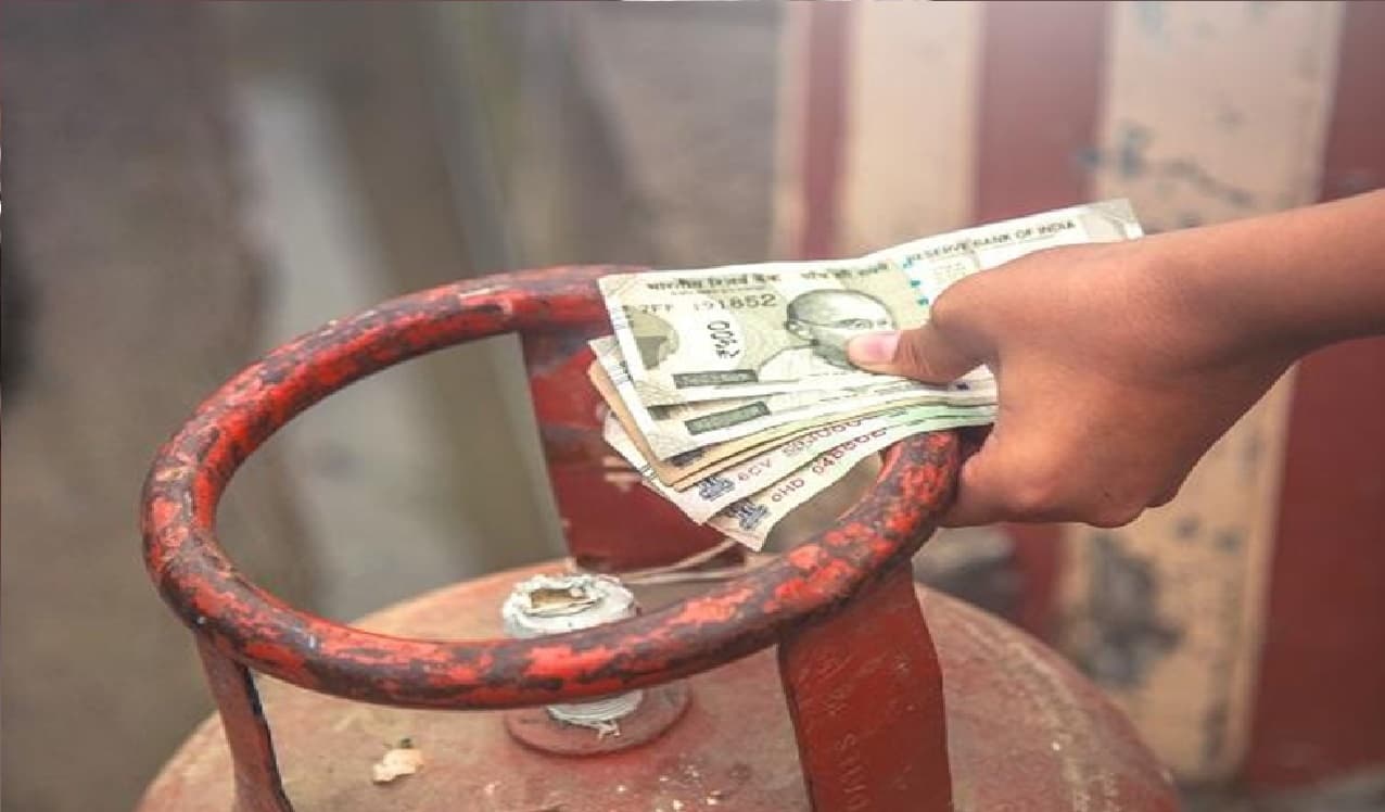 LPG Prices Hike: रसोई गैस में फिर लगी आग, कंपनियों ने 50 रुपये बढ़ाये दाम, जानिए अपने शहर का भाव