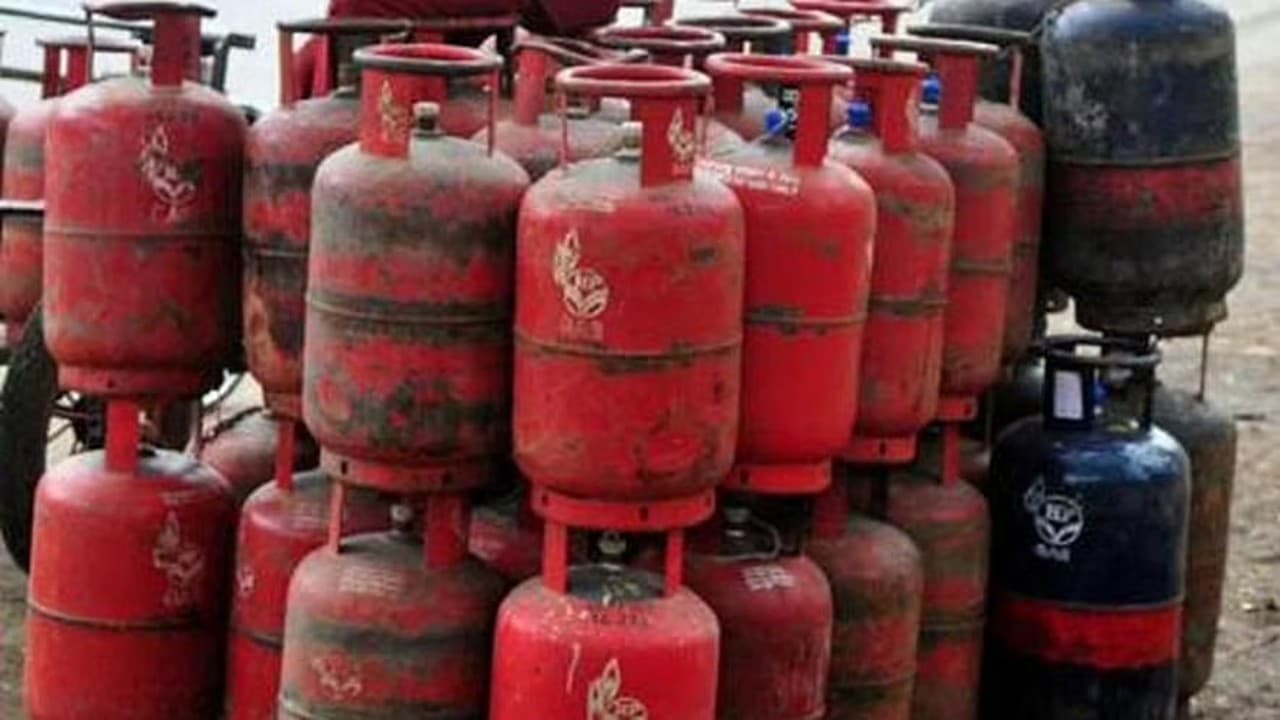 दीपावली और चुनाव से पहले आम लोगों को बड़ा तोहफा, फ्री में 2 गैस सिलेंडर, CNG-PNG वैट में 10% की कटौती दीपावली और चुनाव से पहले आम लोगों को बड़ा तोहफा, फ्री में 2 गैस सिलेंडर, CNG-PNG वैट में 10% की कटौती