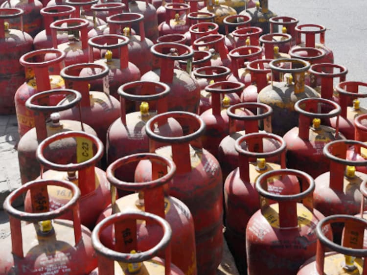 पेट्रोल-डीजल के बाद अब रसोई गैस में लगी ‘आग’, 47 रुपये महंगा हुआ सिलिंडर, जानें रांची में कितनी है कीमत