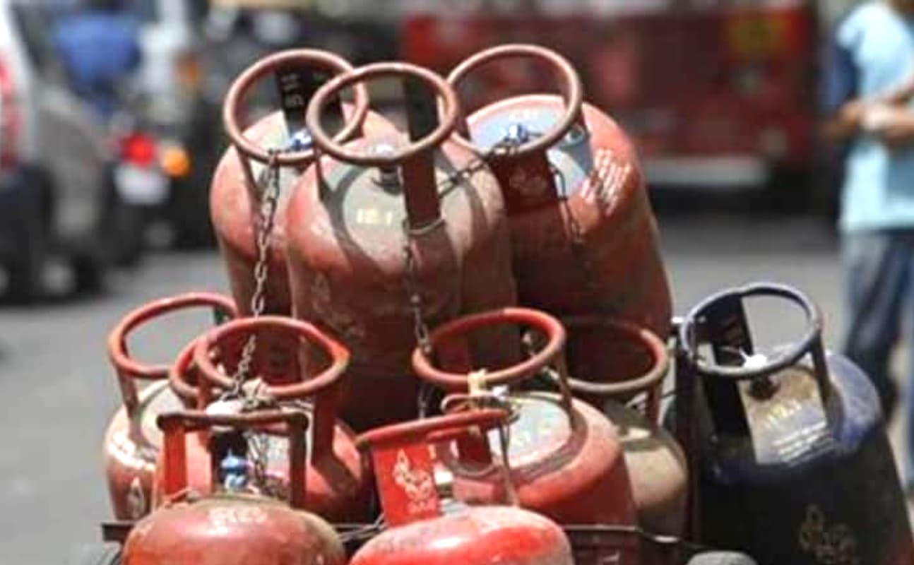 LPG Subsidy Updates : रसोई गैस पर सब्सिडी का पैसा लेने के लिए घर बैठे करें बस यह काम
