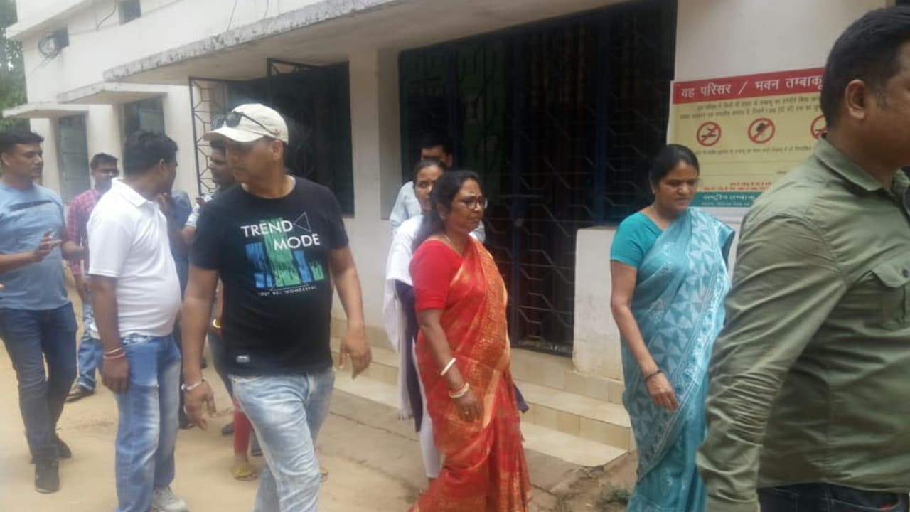 ACB ने 4100 रुपये घूस लेते गुमला में LRDC ऑफिस की पेशकार और चपरासी को किया गिरफ्तार, जानें पूरा मामला