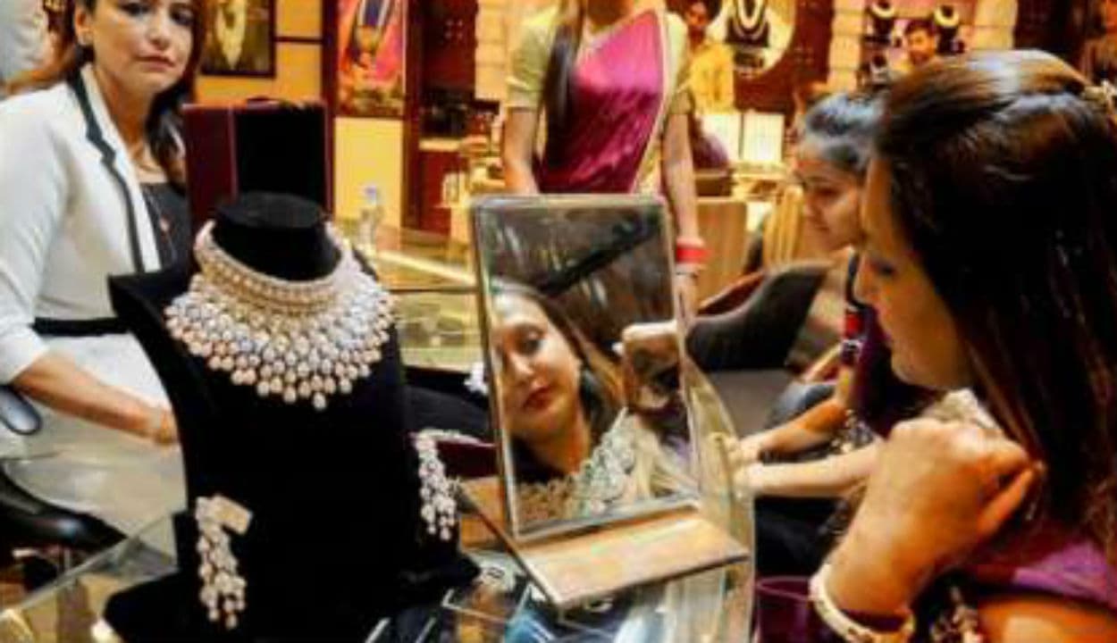 Dhanteras 2020, 7th Pay Commission : धनतेरस पर केंद्रीय कर्मचारियों को मोदी सरकार का तोहफा, LTC कैश वाउचर से कर सकेंगे ये काम...