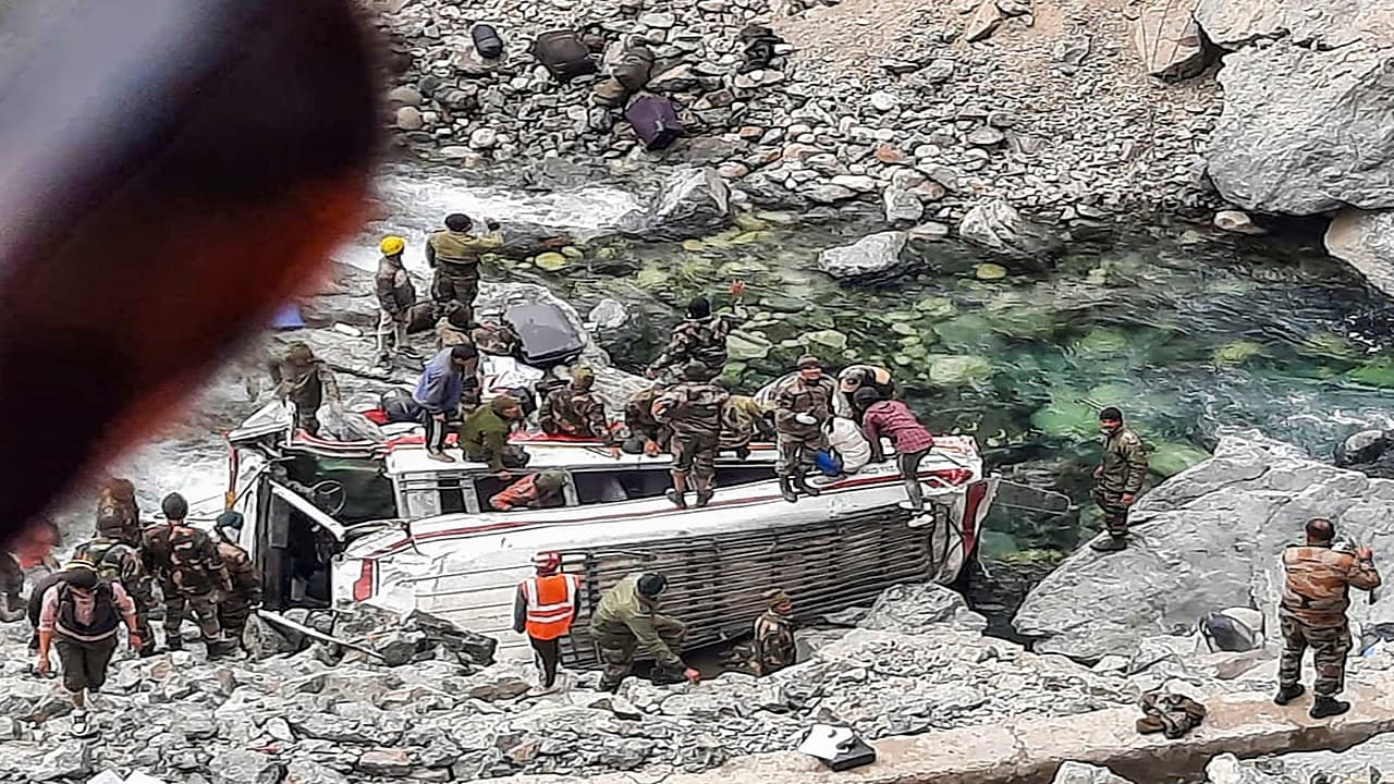 Ladakh Accident: दुर्घटना में 7 जवानों के निधन से पूरा देश गमगीन, राष्ट्रपति-पीएम समेत इन्होंने जताया दुख
