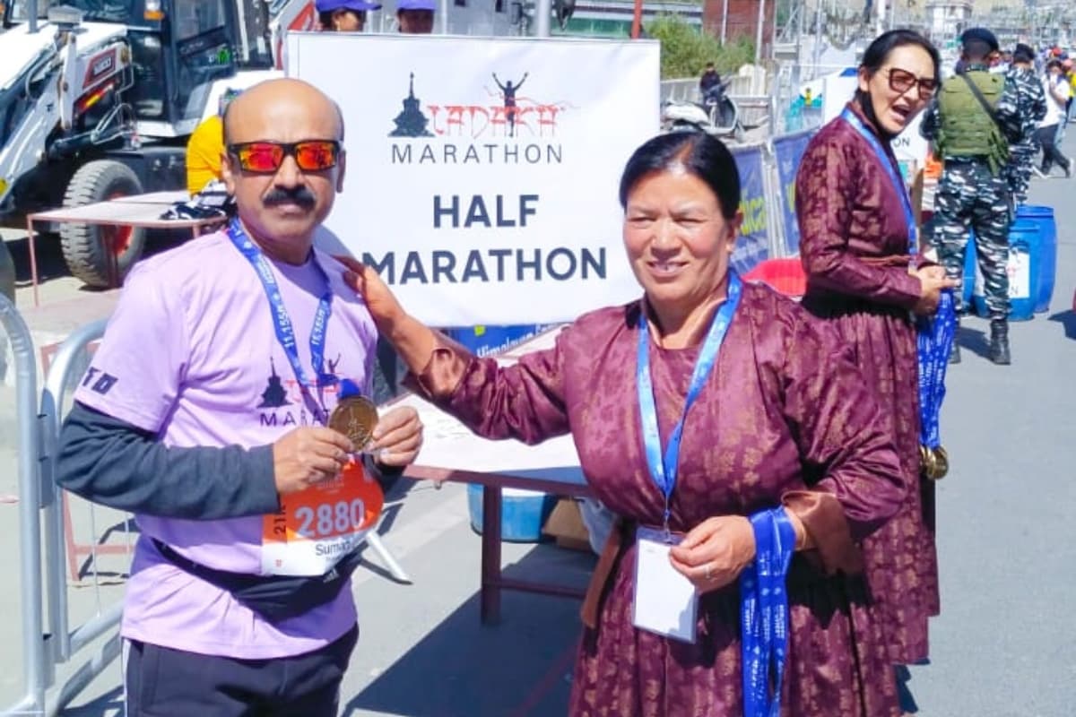 PHOTOS: कौन हैं लद्दाख मैराथन में जीत का परचम लहराने वाले 56 वर्षीय सुमन प्रसाद?