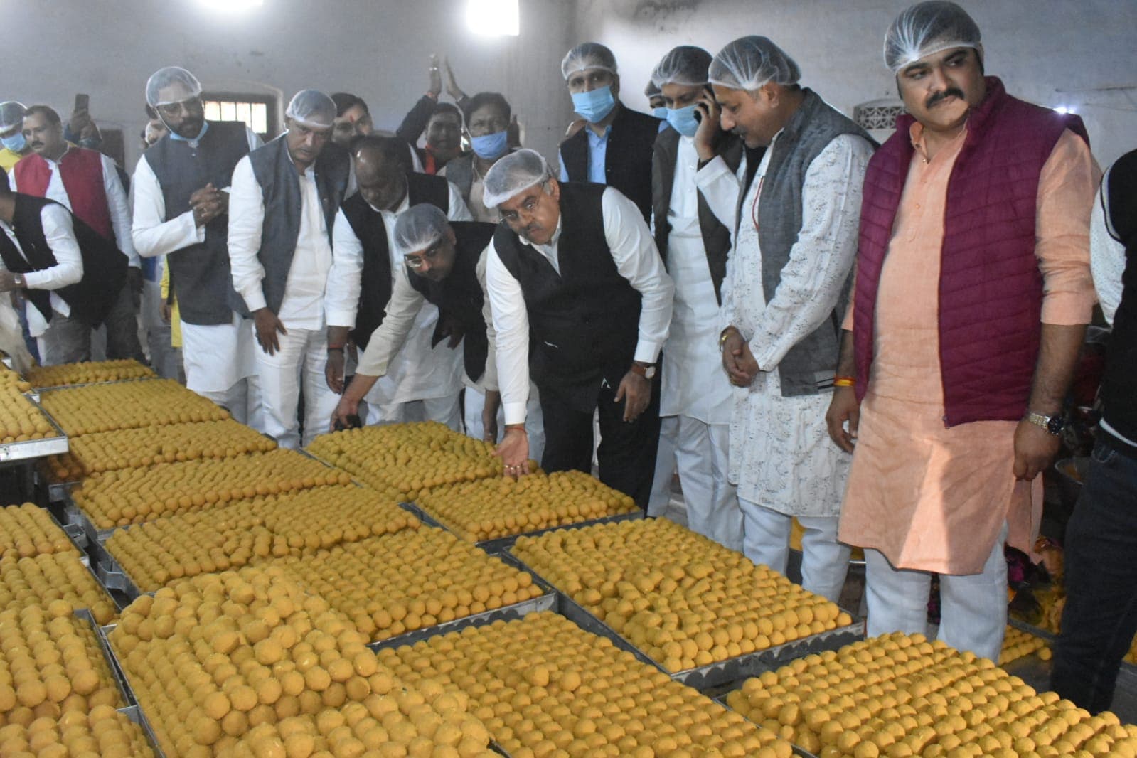 Kashi Vishwanath Corridor: लोकार्पण के बाद प्रसाद लेकर 8 लाख घरों तक पहुंचेगी BJP, 40 हजार हाथ बना रहे लड्डू!