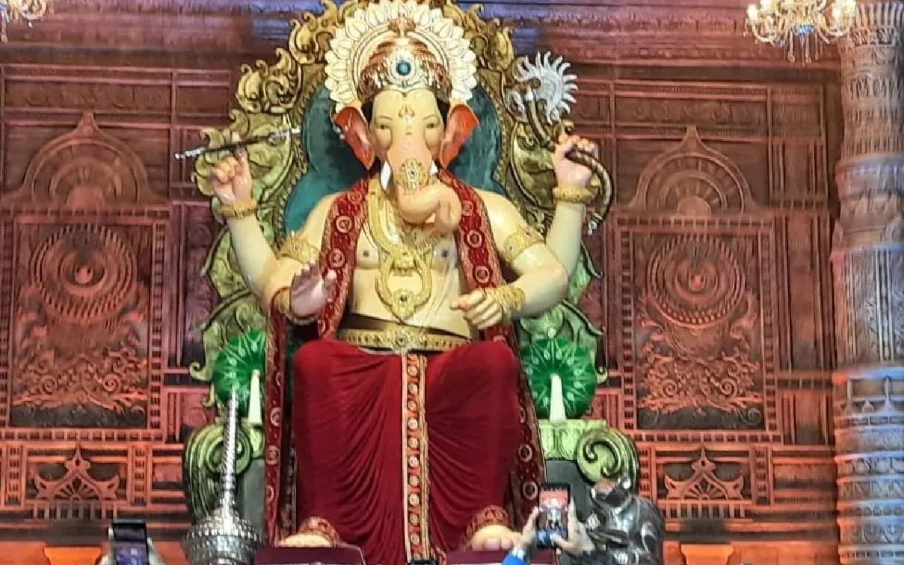 Ganesh Chaturthi 2022: देशभर में गणपति उत्सव की धूम, लालबागचा राजा का फर्स्ट लुक आया सामने, वीडियो देखें