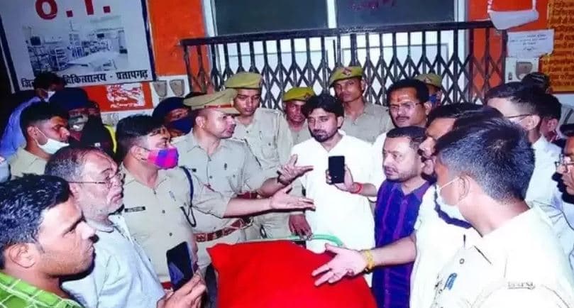 UP News: लालगंज के फरार एसडीएम विक्रम सिंह सस्पेंड, नायब नाजिर सुरेश शर्मा की हत्या का है आरोप