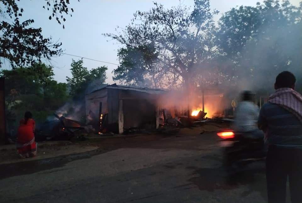 ललपनिया में चार दुकानें जलकर राख, लाखों का नुकसान
