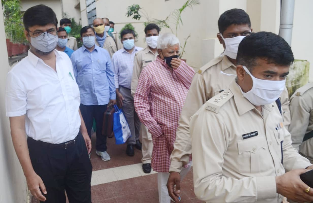 लालू प्रसाद को अस्पताल के पेइंग वार्ड से हटाकर रिम्स निदेशक के बंगलो में किया शिफ्ट