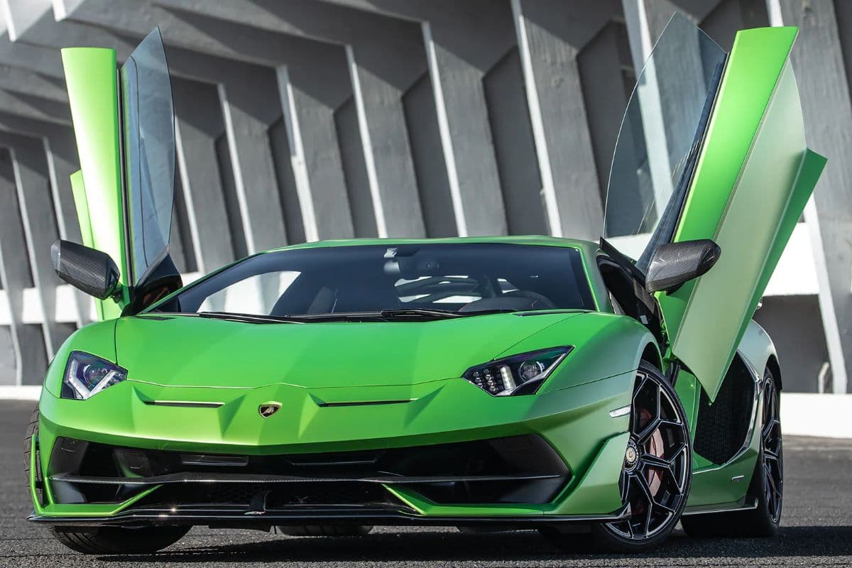 Super Luxury Cars की सेल भारत में कम क्यों है? Lamborghini ने बतायी वजह