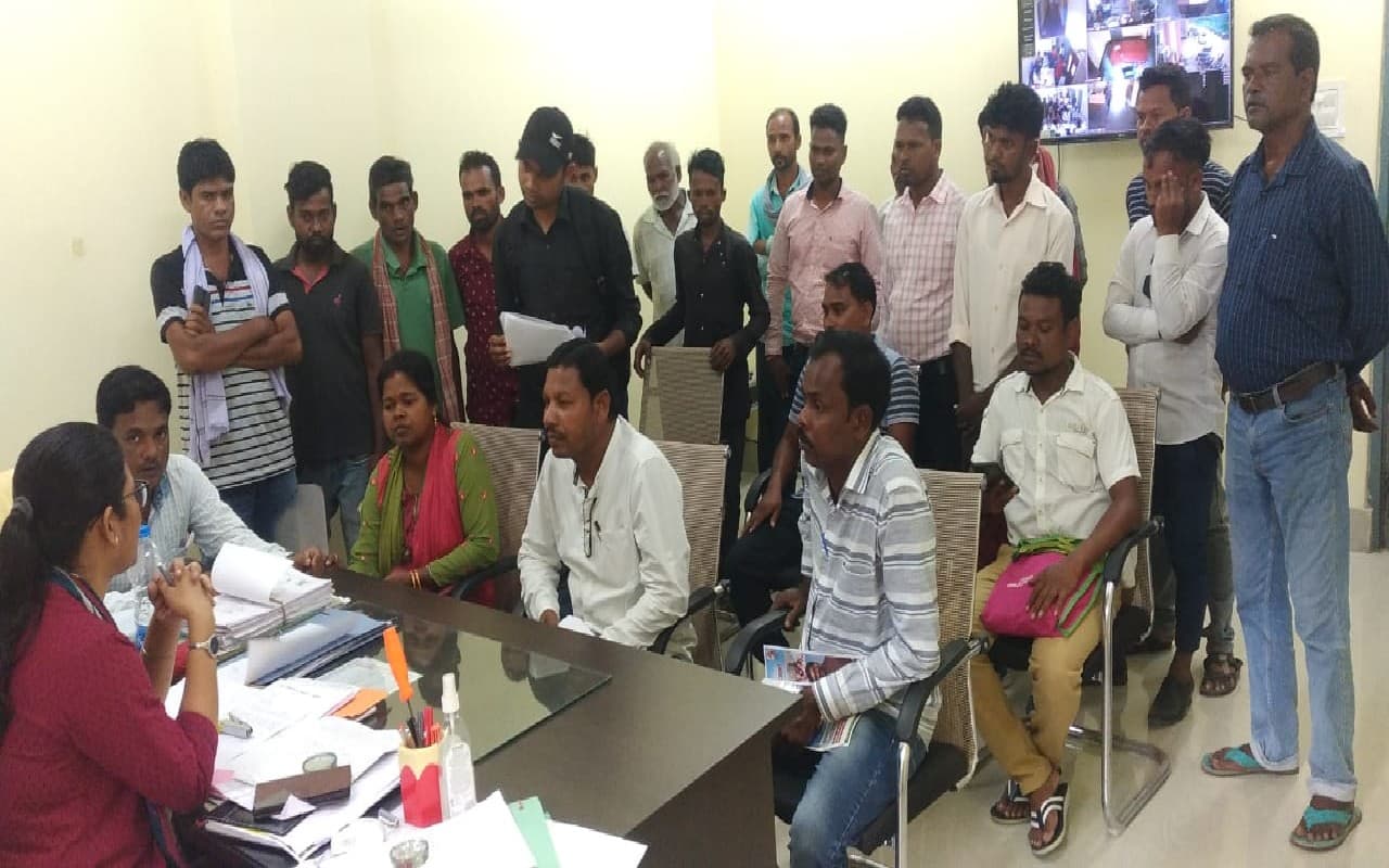 पूर्वी सिंहभूम के चाकुलिया में जमीन दलालों ने धोखे में रख ग्रामीणों की जमीन का कराया म्यूटेशन, सीओ की रोक