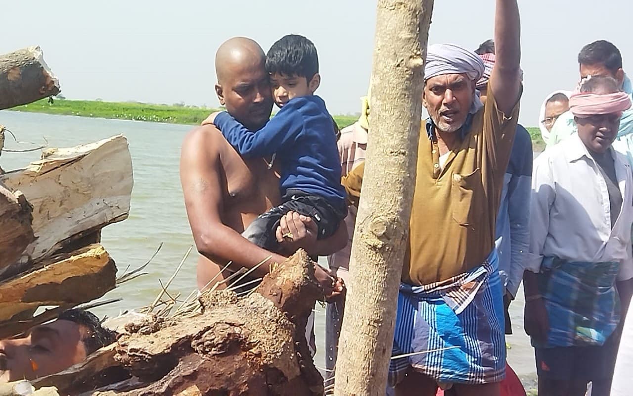 झारखंड: देवघर मुठभेड़ में शहीद रवि मिश्रा व संतोष यादव का गंगा तट पर अंतिम संस्कार, मासूम बेटों ने दी मुखाग्नि
