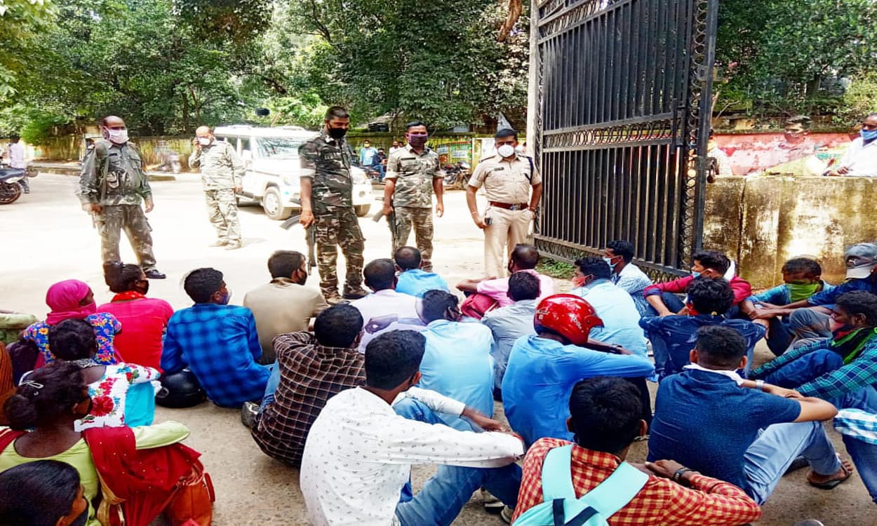 बहाली नहीं होने से आक्रोशित होमगार्डों ने लातेहार कलेक्ट्रेट गेट किया जाम, 4 साल बाद भी नियुक्ति नहीं होने का विरोध