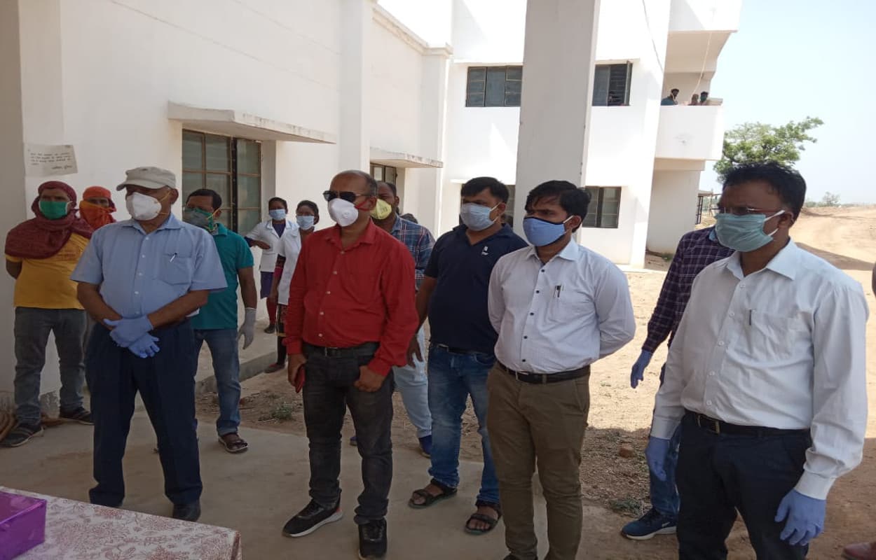 कोरोना से जंग जीत कर घर वापस लौटे 4 लोग, ताली बजा कर बढ़ाया उत्साह