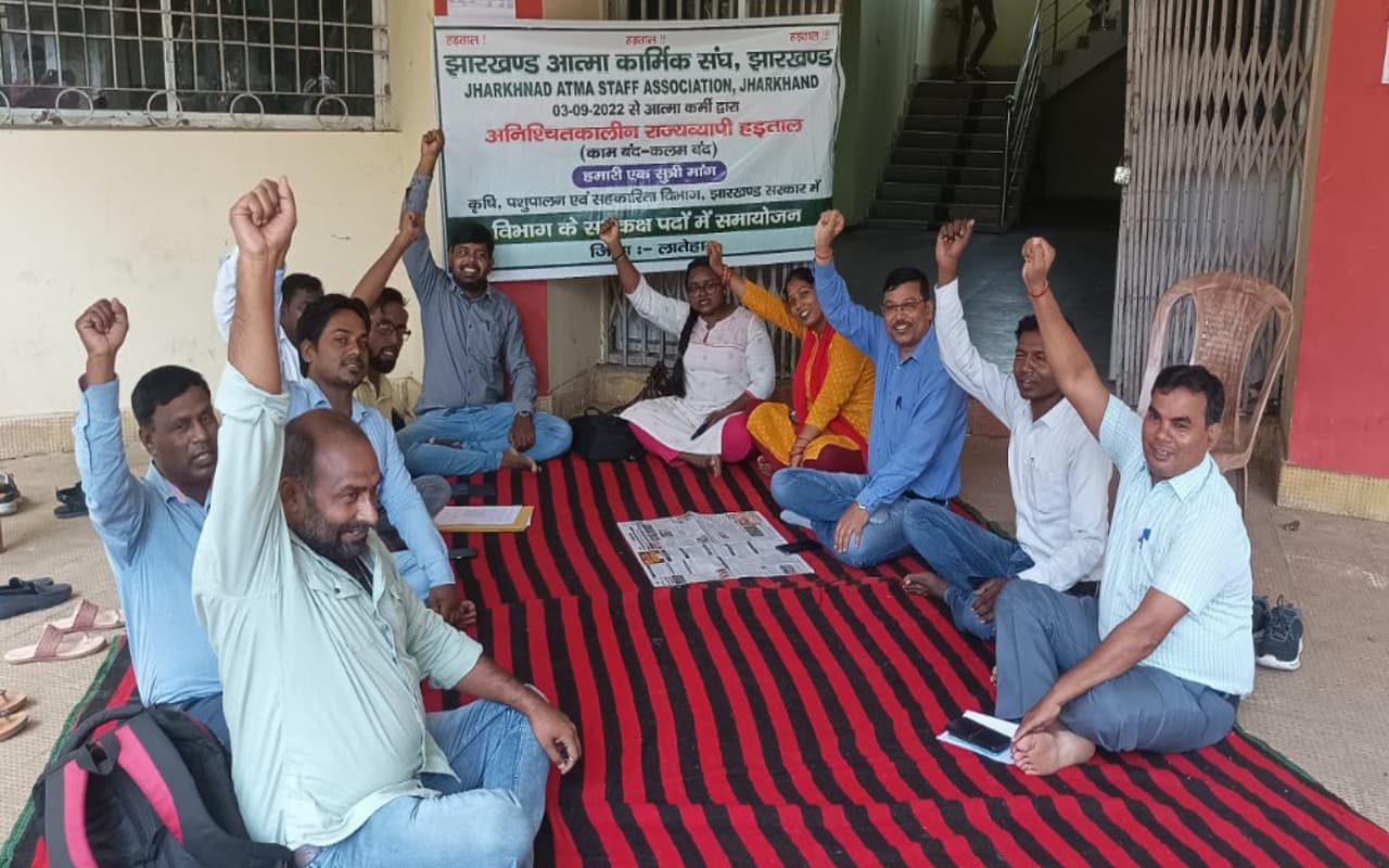 अपनी मांगों को लेकर अनिश्चितकालीन हड़ताल पर गये ATMA कर्मी, राहत फसल योजना का कार्य प्रभावित