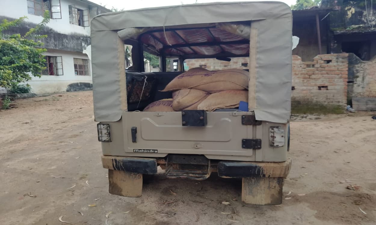 मनिका सीओ के सरकारी वाहन से जब्त हुआ 10 बोरा चावल, ग्रामीणों ने खाद्य आपूर्ति मंत्री को दी थी सूचना