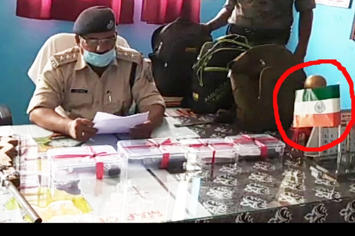 Jharkhand News : लातेहार के इस थाना में लगा था उल्टा तिरंगा, प्रेस कॉन्फ्रेंस करके चले गये महुआडांड SDPO