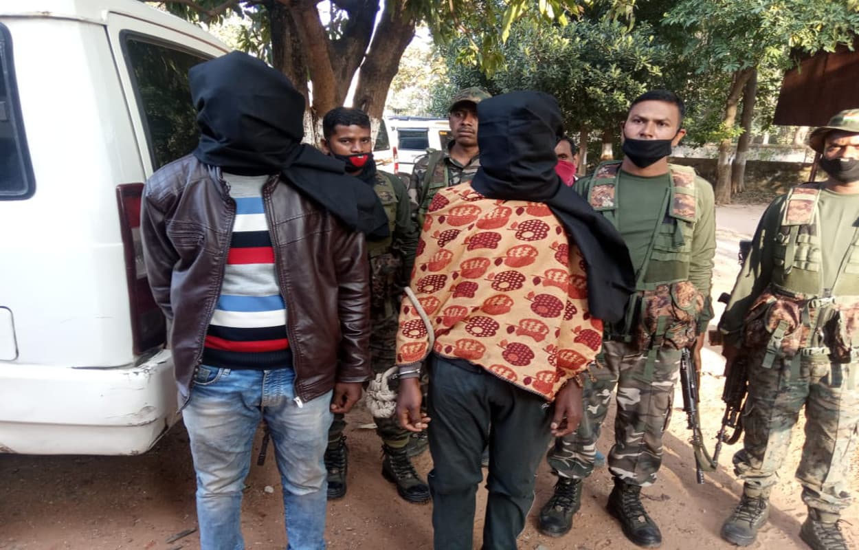 AK- 47 के साथ सुजीत सिन्हा व अमन साव गिरोह के 2 सहयोगी गिरफ्तार, देसी पिस्तौल, कट्टा समेत कई सामान बरामद