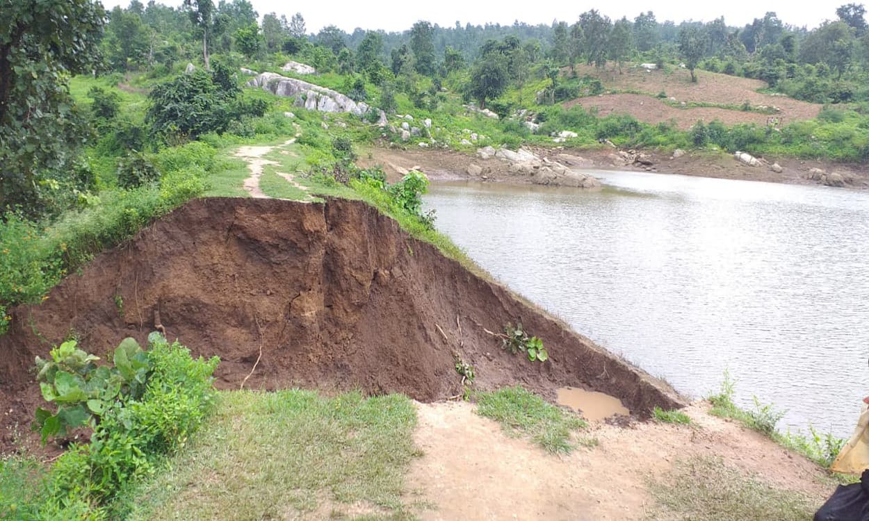 लगातार बारिश से मनिका में करूरहरवा बांध का मेढ़ टूटा, 15 एकड़ में लगे धान का फसल बर्बाद, कई घर गिरे