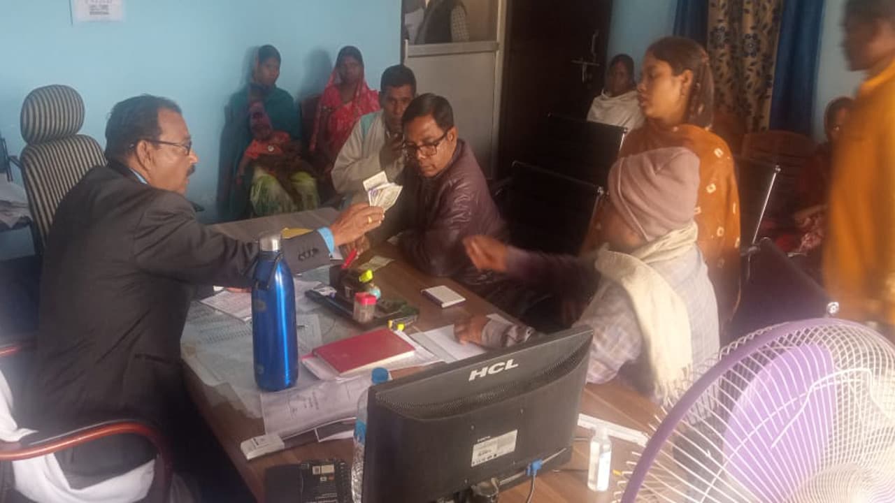 13 आदिम जनजाति परिवार से राशन कार्ड बनाने के नाम पर वसूली, सोशल ऑडिट की जनसुनवाई में लाभुकाें को मिले पैसे