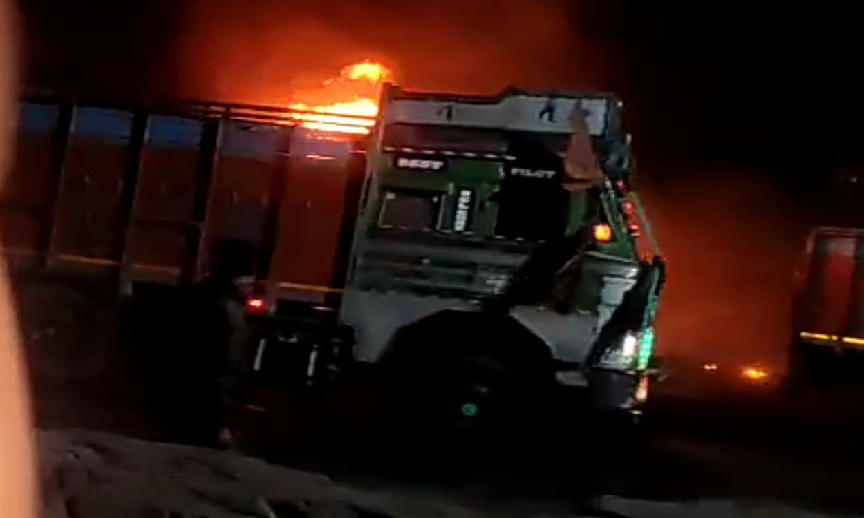 CCL की तेतरियाखाड़ कोलियरी में अपराधियों ने की गोलीबारी, 7 ट्रकों में लगायी आग