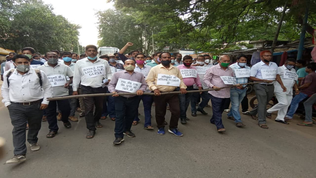 लातेहार सिविल कोर्ट के कर्मियों का विरोध मार्च, शुक्रवार को सामूहिक अवकाश पर रहने का निर्णय