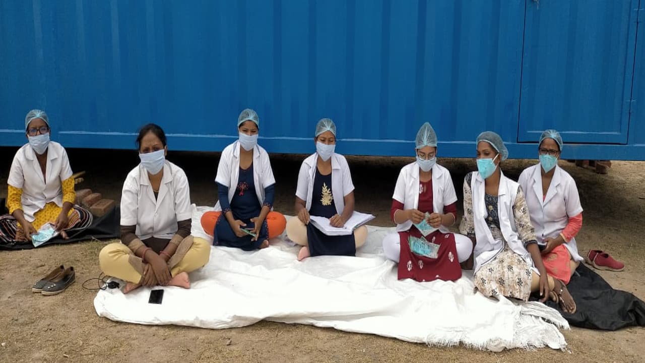 सुरक्षा और मानदेय की मांग को लेकर राजहार कोविड सेंटर के CHO धरने पर बैठे, SDO के आश्वासन पर काम पर लौटे