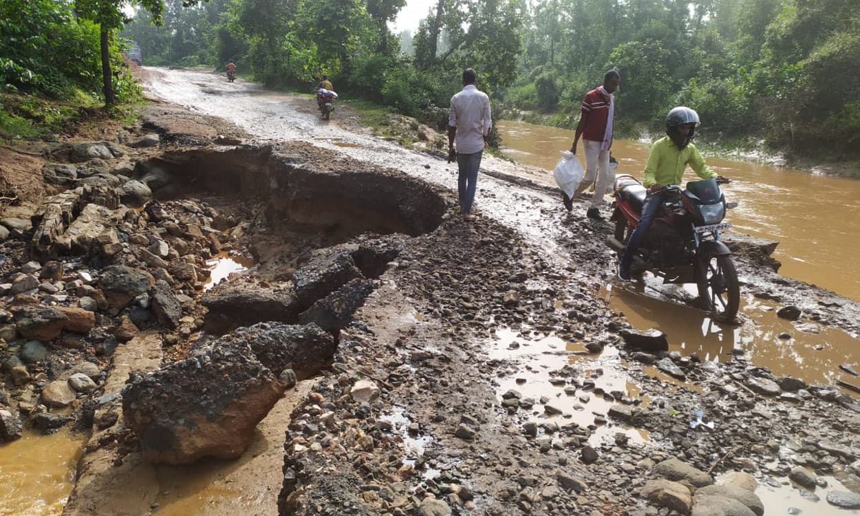 बारियातू में 3 साल में भी नहीं बन पाया पुल का एप्रोच पथ, बरसात में डायवर्सन के रास्ते होता है आवागमन