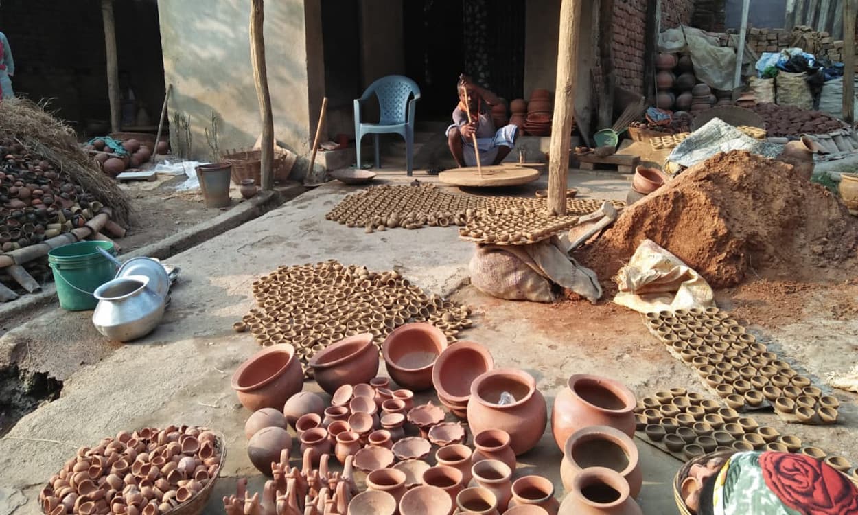 Diwali 2020 : चाइनीज लाइटों से कुम्हारों की आमदनी पड़ी फीकीं, धीमी हो गयी चाक की रफ्तार
