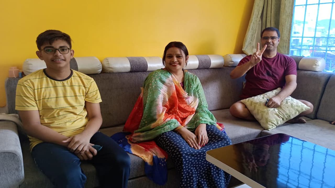 लातेहार के एक परिवार के 3 सदस्यों ने होम आइसोलेशन में रहकर काेरोना को दी मात, बोले- सतर्कता बरतने से ही हारेगा कोरोना