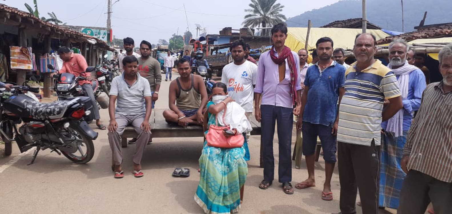 चौपत नदी से अवैध बालू लदे ट्रैक्टर को ग्रामीणों ने पहले जबरन छुड़ाया, फिर विरोध में सरयू मुख्य मार्ग को किया घंटों जाम