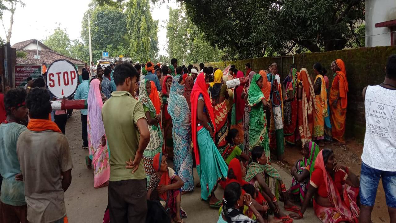 लातेहार के पलामू टाइगर प्रोजेक्ट क्षेत्र में हाथियों के झुंड ने 5 लोगों पर किया हमला, एक ग्रामीण की मौत, विरोध में घंटो सड़क जाम