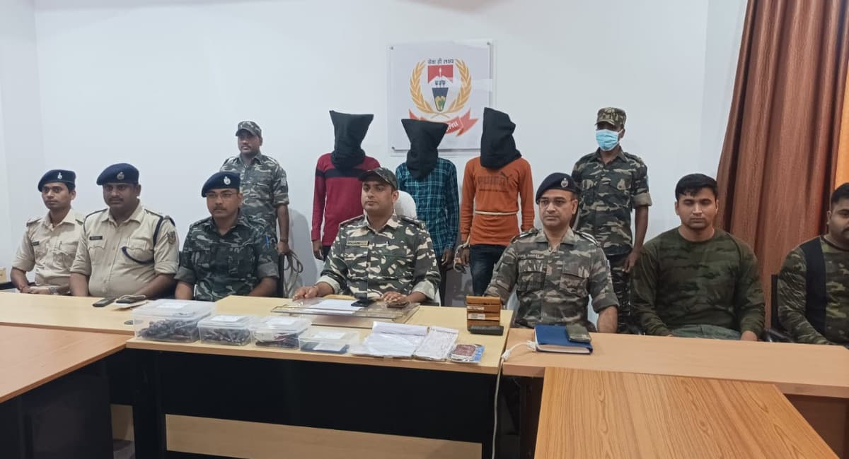 Jharkhand Naxal News: नक्सली संगठन JJMP के सबजोनल कमांडर समेत 3 नक्सली गिरफ्तार, कई असलहे बरामद