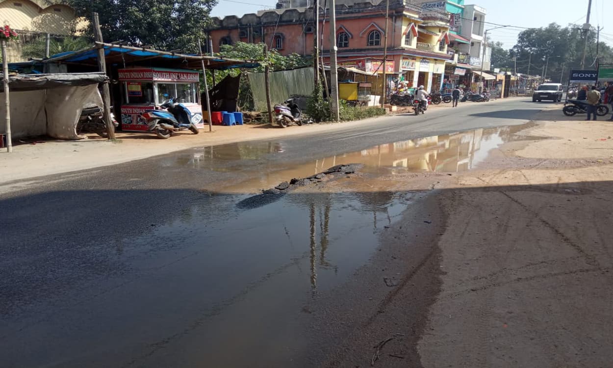 शहरी जलापूर्ति योजना की लातेहार में खुली पोल, एनएच- 75 की सड़कों पर पानी की हो रही बर्बादी, सुध लेने वाला कोई नहीं