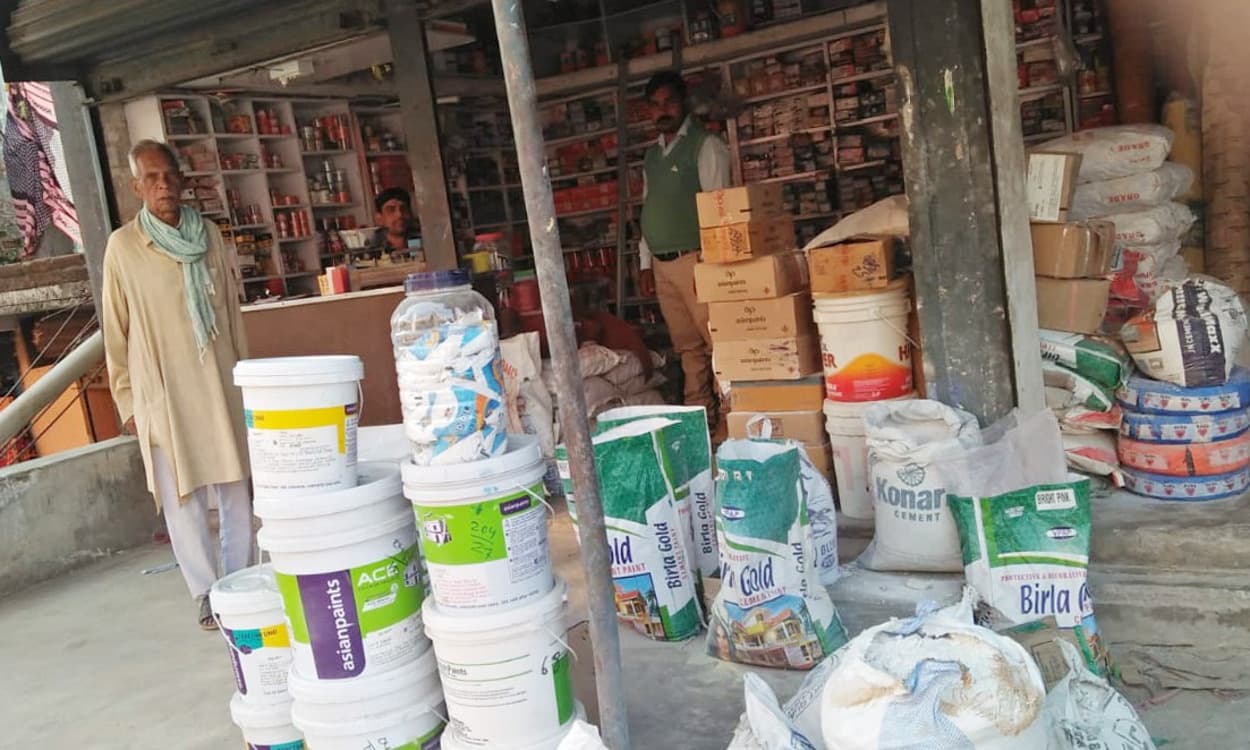 हार्डवेयर दुकानों में पेंट व चूना लेने वालों की नहीं दिख रही भीड़, ग्राहकों का इंतजार कर रहे हैं दुकानदार