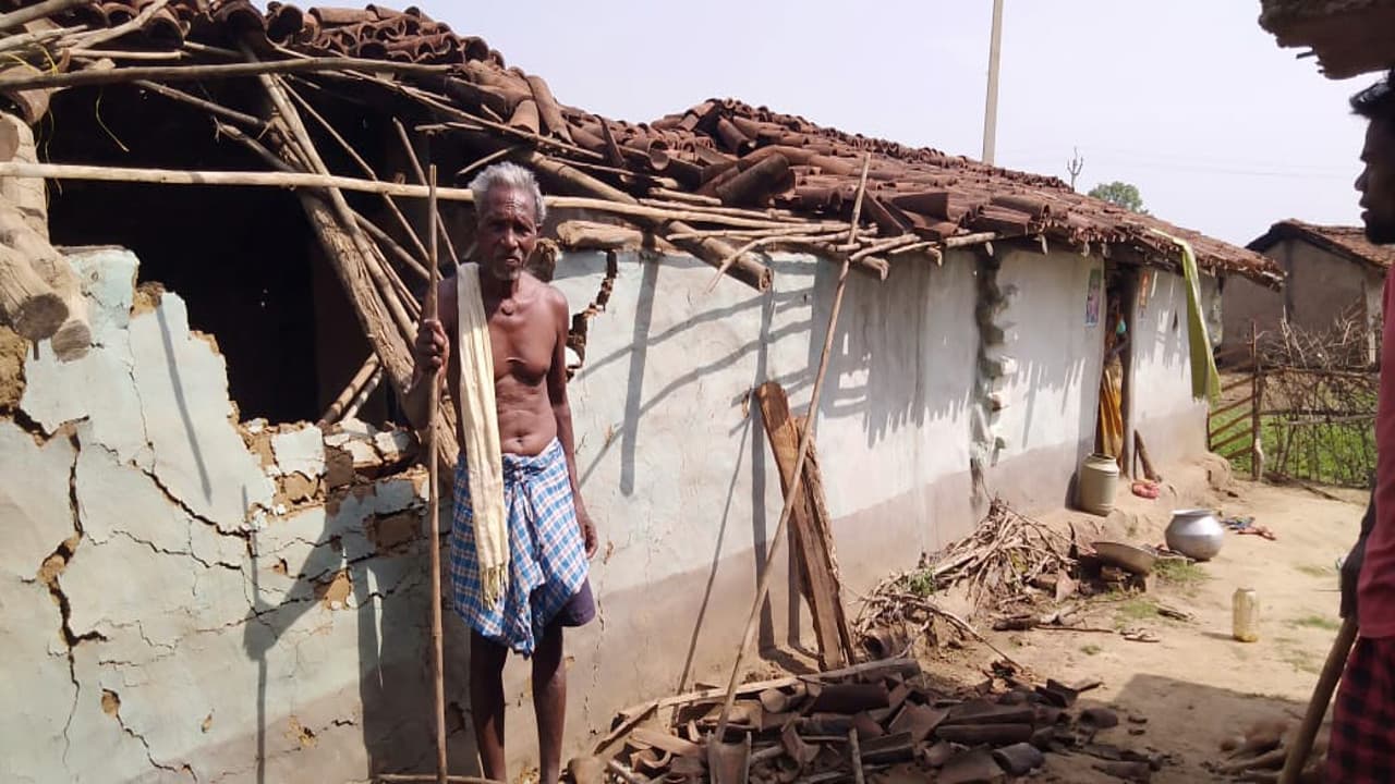 लातेहार के महुआडांड़ प्रखंड के गांवों में हाथी का उत्पात, कई घरों को ध्वस्त कर रखे अनाज को खाया