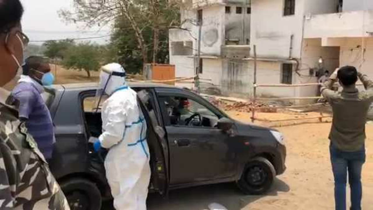 लातेहार के राजहार कोविड सेंटर के बाहर महिला ने तड़प कर दी जान, डॉक्टरों ने नहीं की जांच, नाराज परिजनों ने किया हंगामा