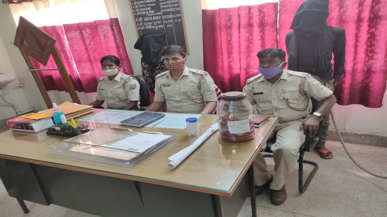 Jharkhand Crime News : लातेहार के मनिका में जमीन विवाद मामले में प्रेमी- प्रेमिका ने नाबालिग की हत्या की, दोनों आरोपी गिरफ्तार