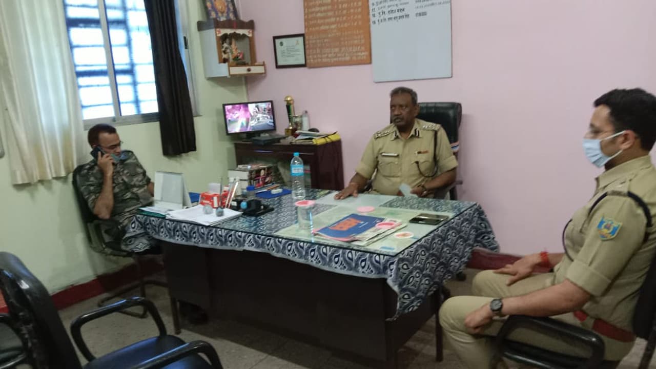 लातेहार के बालूमाथ थाना से फरार PLFI नक्सली मामले में 5 पुलिसकर्मी सस्पेंड, फरार सबजोनल कमांडर का जारी होगा पोस्टर