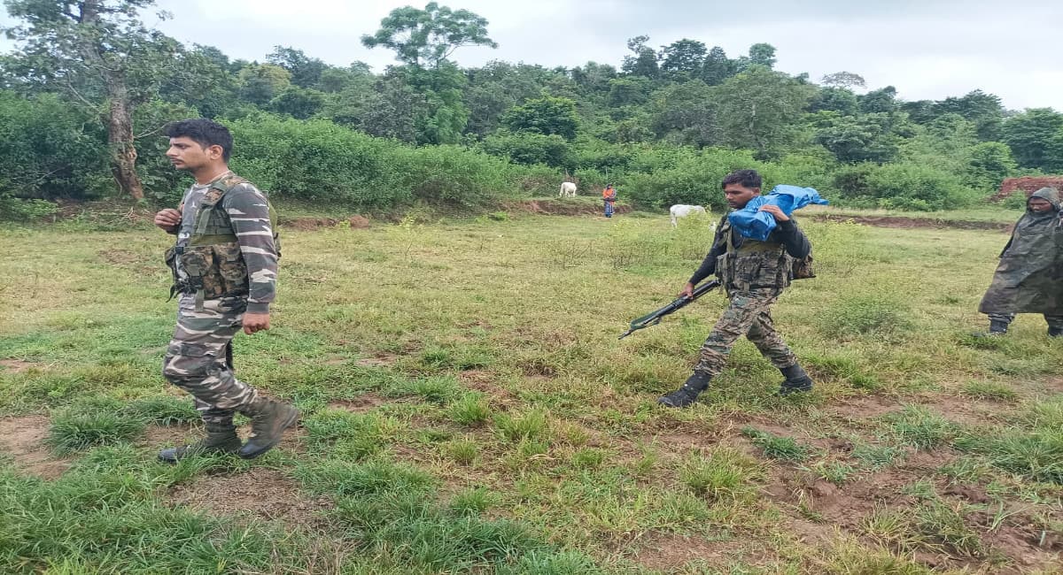 लातेहार के जगड़ा पहाड़ से 24 घंटे बाद उतरा नक्सली का शव, पुलिस ने AK-56 समेत 7 हथियार किया बरामद