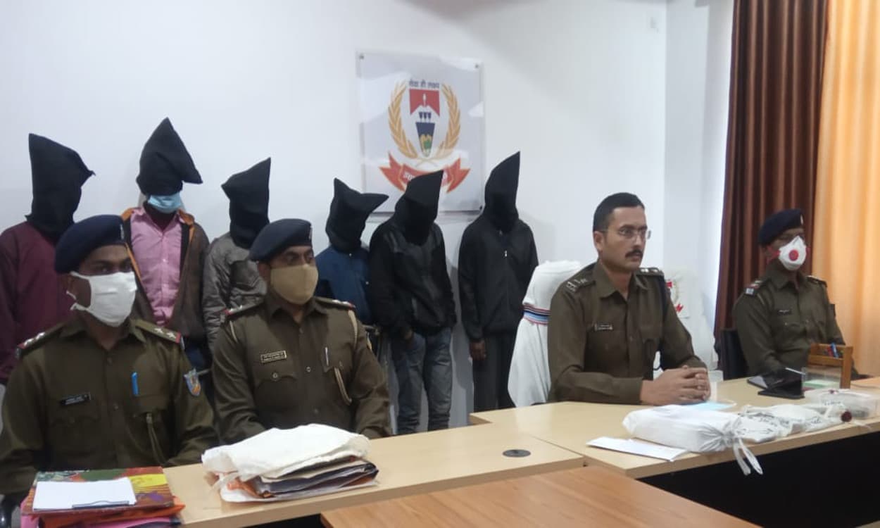 Jharkhand Crime News : लातेहार में पत्नी के साथ अवैध संबंध के शक में एक युवक की हत्या मामला, पति समेत 6 आरोपी गिरफ्तार