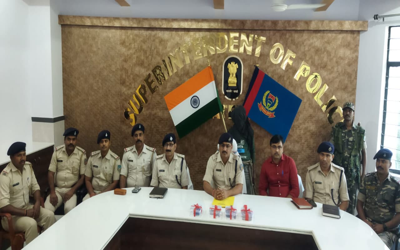 Jharkhand Naxal News: लातेहार में महिला सहित JJMP का एरिया कमांडर गिरफ्तार, कई हथियार बरामद