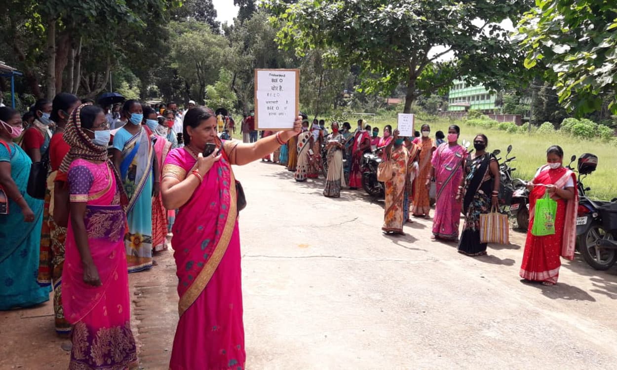 महुआडांड बीईईओ के खिलाफ सड़क पर उतरे शिक्षक, आर्थिक और मानसिक प्रताड़ना का लगाया आरोप