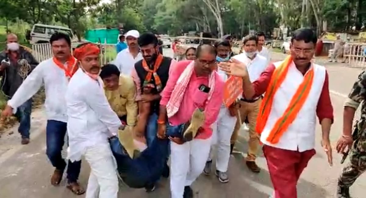 सांसद संजय, मेयर ने भीड़ को उकसाया, हवलदार का हथियार छीनने का प्रयास, भाजपाइयों पर दर्ज प्राथमिकी में जिक्र