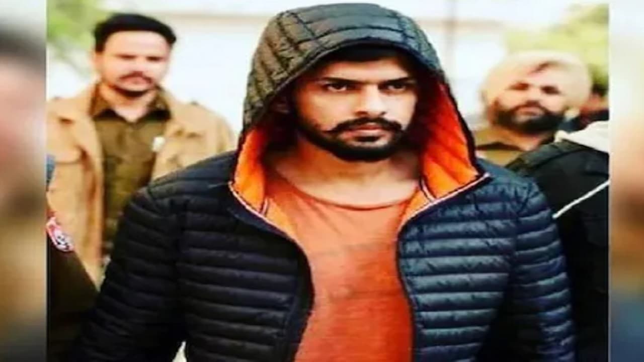 गैंगस्टर लॉरेंस बिश्नोई के इंटरव्यू पर पंजाब में घमासान, अमृतपाल के साथ ही गौंडर गैंग ने जानें क्या कुछ कहा...