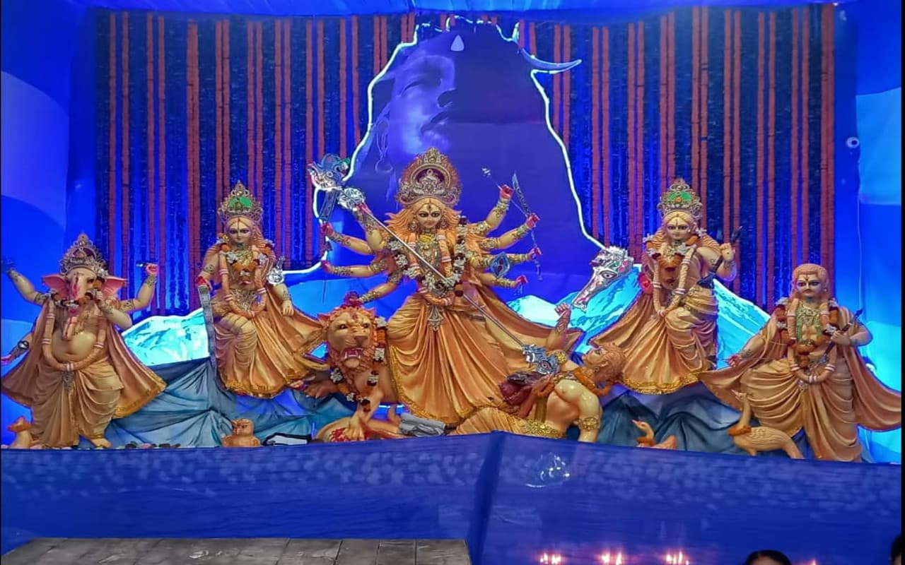 Durga Puja: गुमला में सजा मां का दरबार, श्रद्धालुओं को दे रही आशीर्वाद, देखें Pics